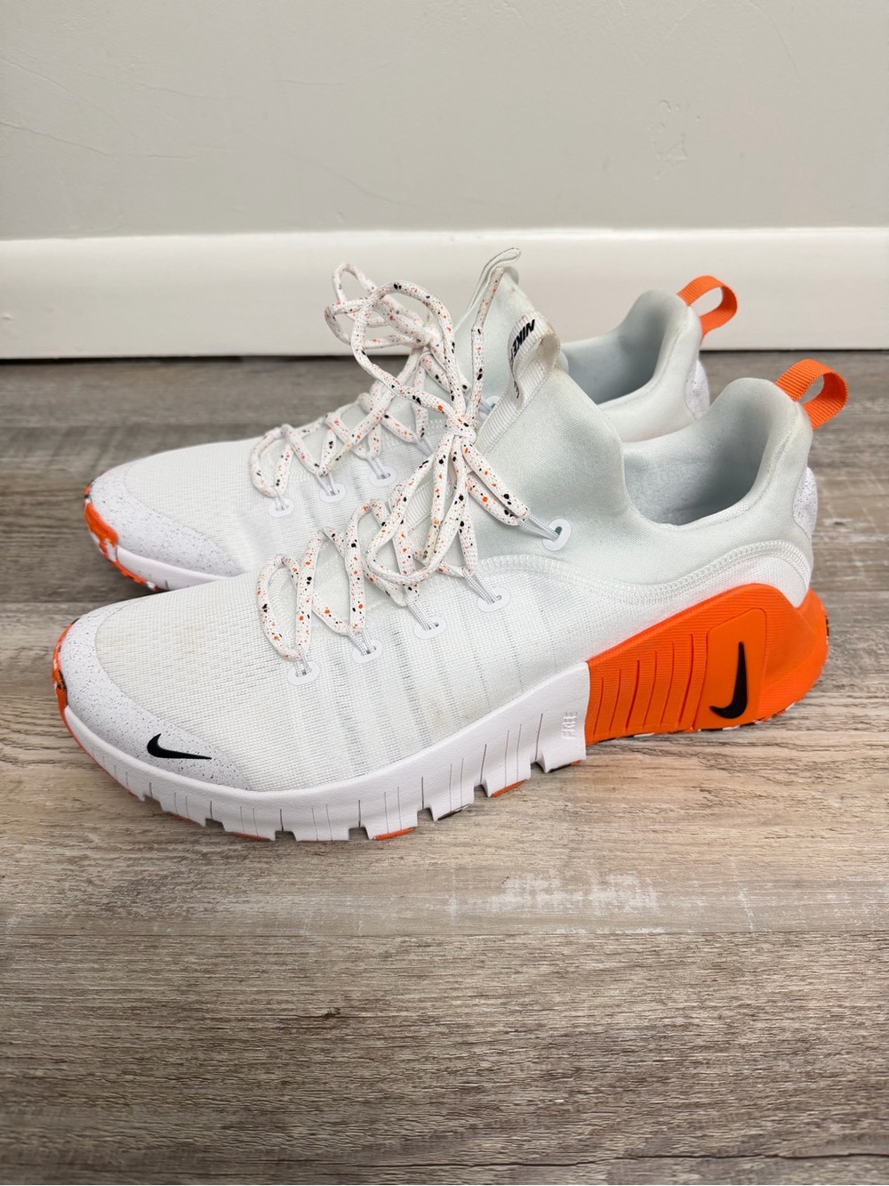 Nike Men's Free Metcon 6 Training Shoes White/Orange/Black, size 12.5